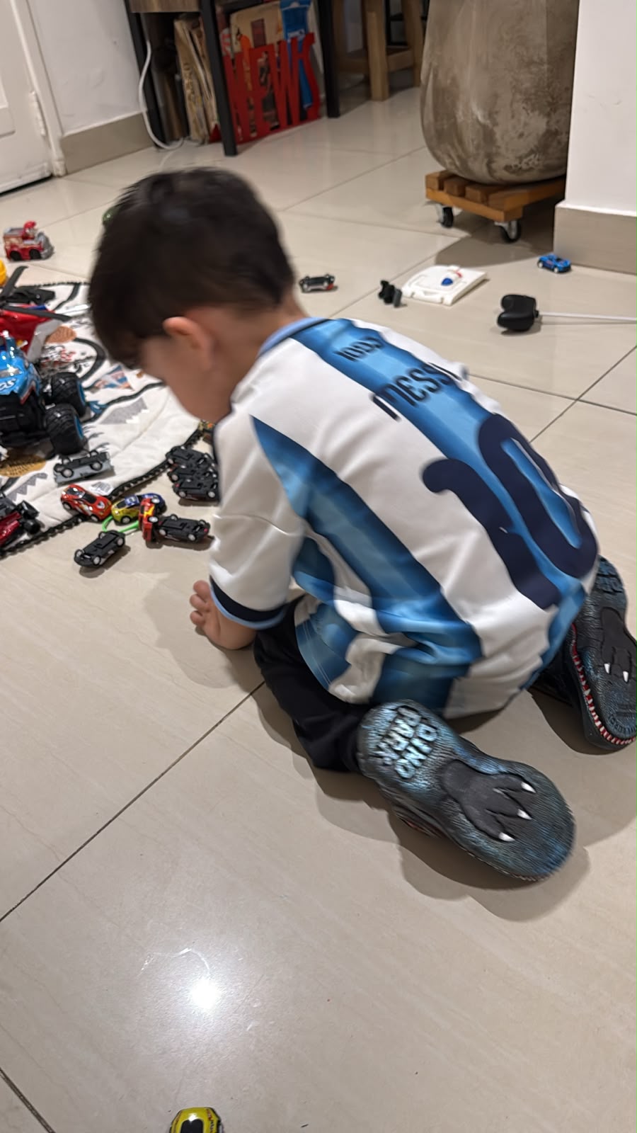 Foto de Federico con sus zapatillas DinoPark